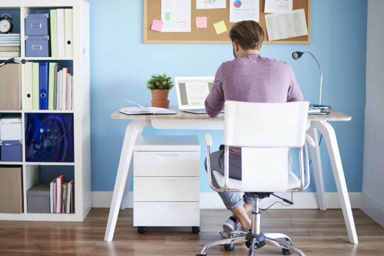 Enkeltpersonforetak-innehaver som sitter ved pulten