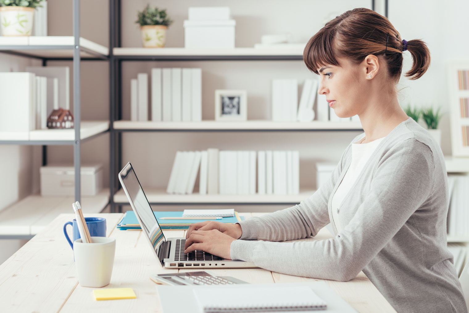 Kvinne med enkeltpersonforetak jobber hjemmefra