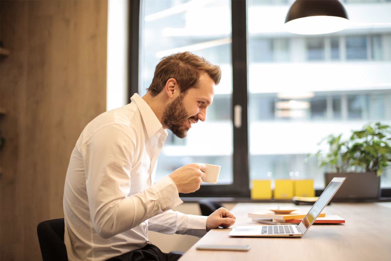 Enkeltpersonforetak-innehaver som jobber med et bord