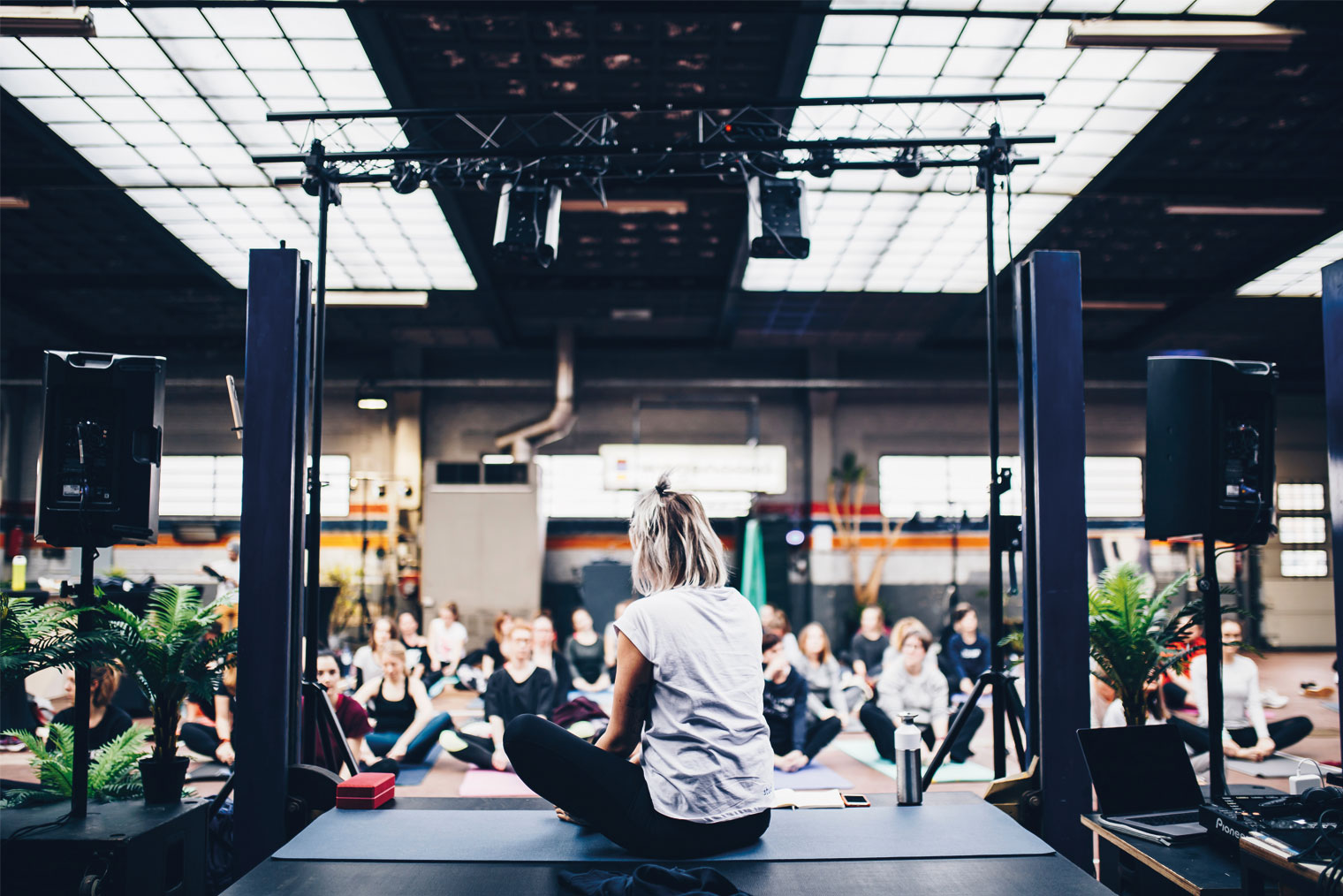 Yoga instruktør som underviser en gruppe