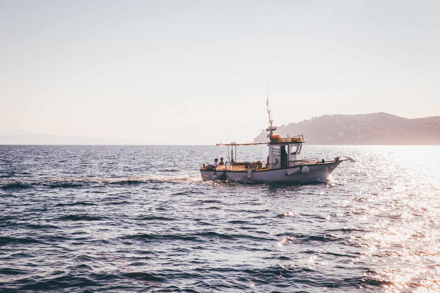 Fiskebåt på havet