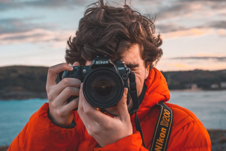 En fotograf som tar bilde mot kameraet