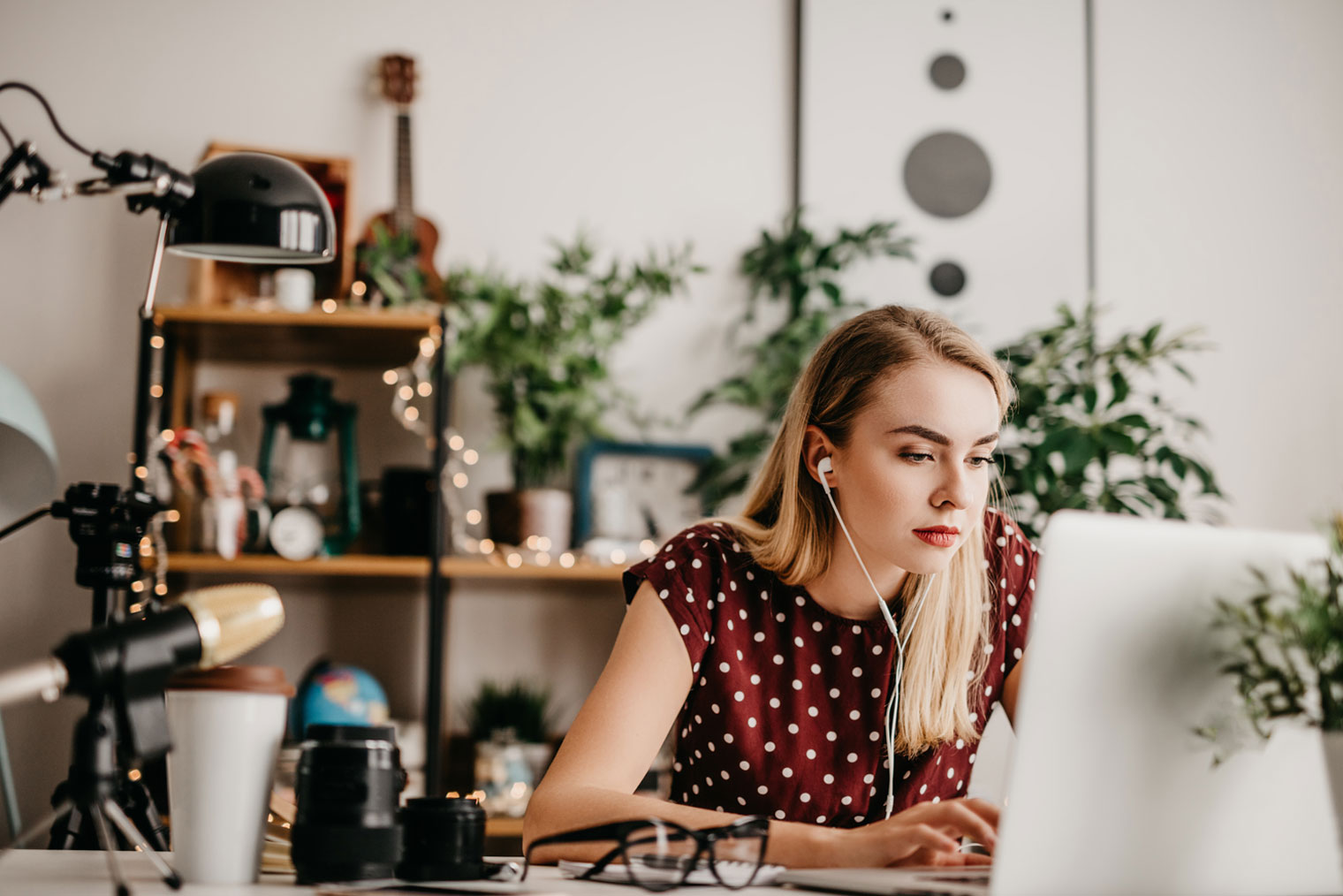 En kvinne som arbeider på pcen