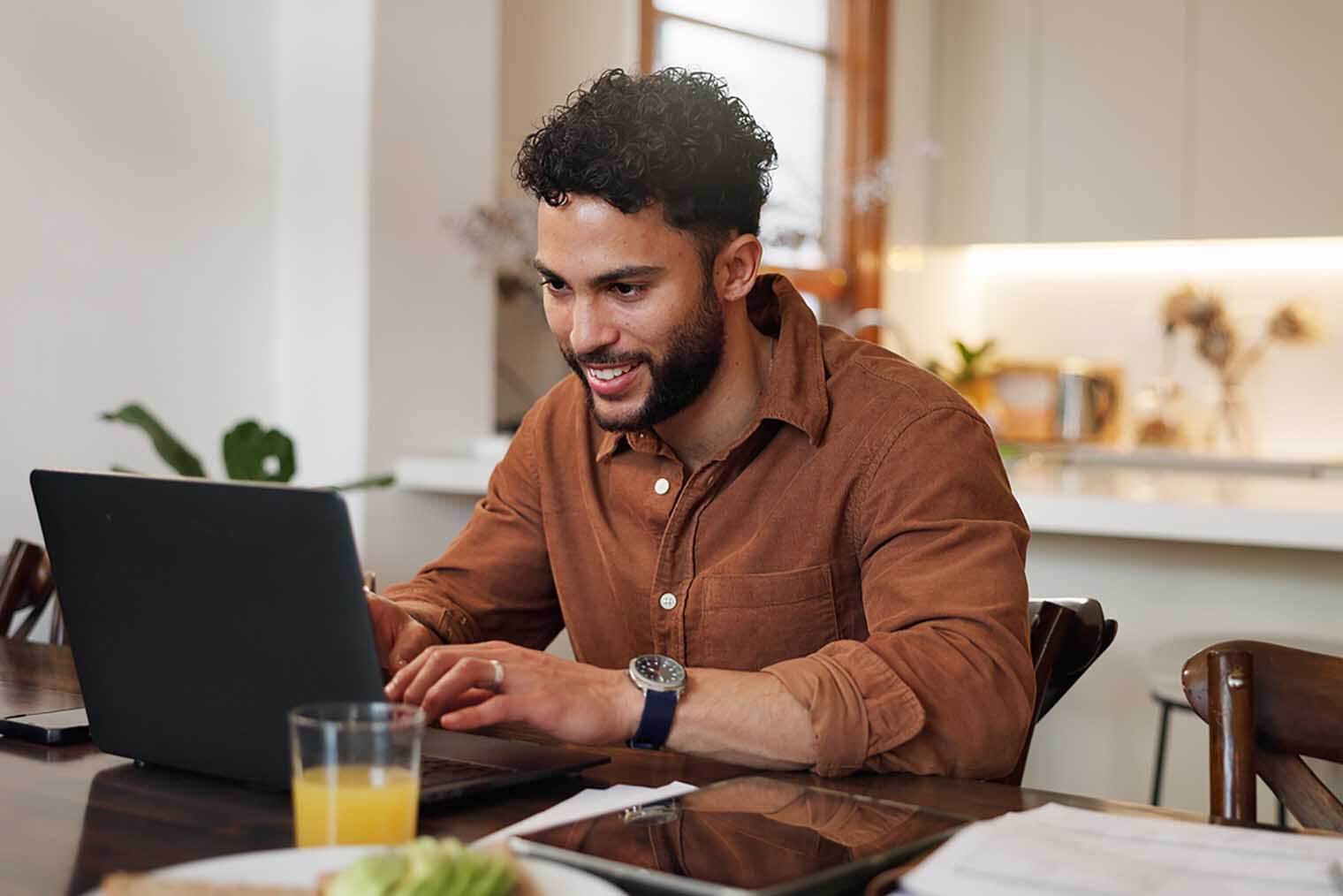 Mann som planlegger økonomiske mål for ENK